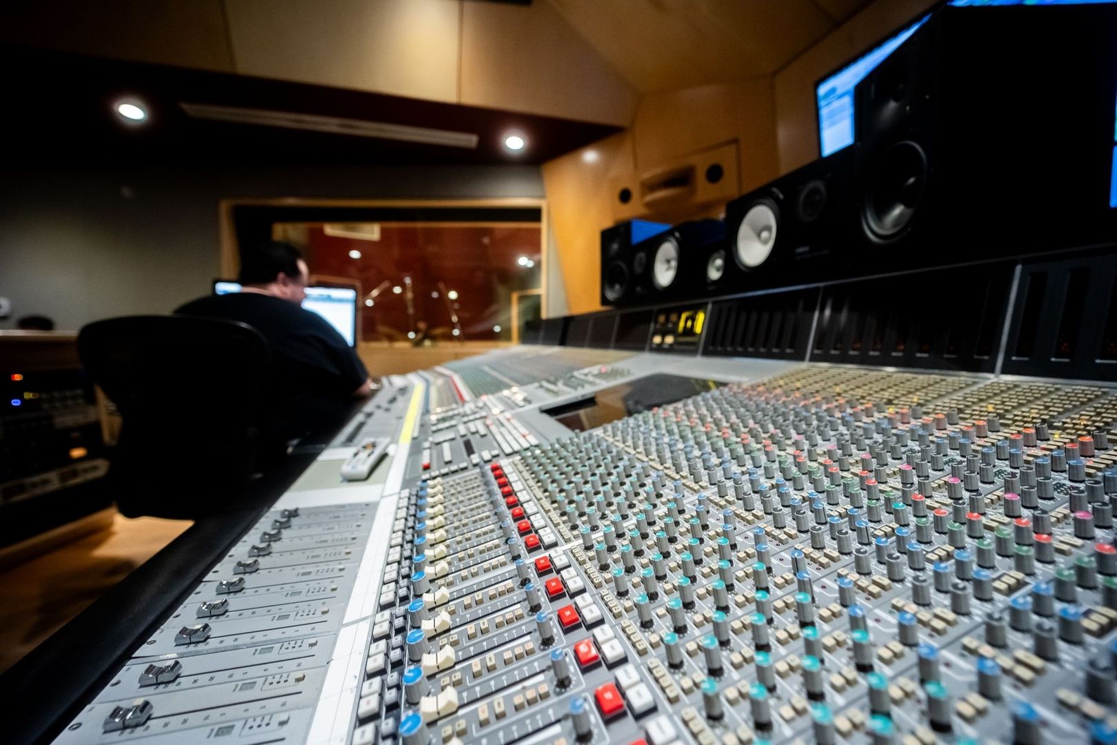 Grote audiomengtafel in een professionele masteringstudio