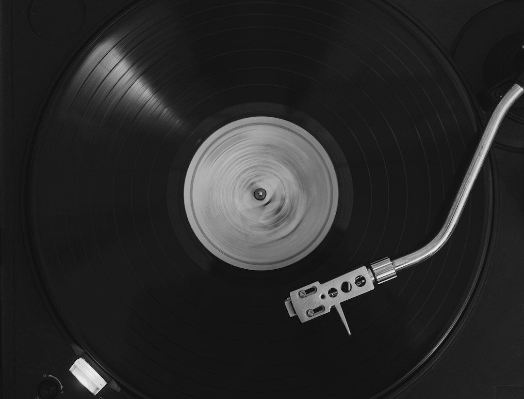Close-up van een draaiende vinylplaat met toonarm op een platenspeler