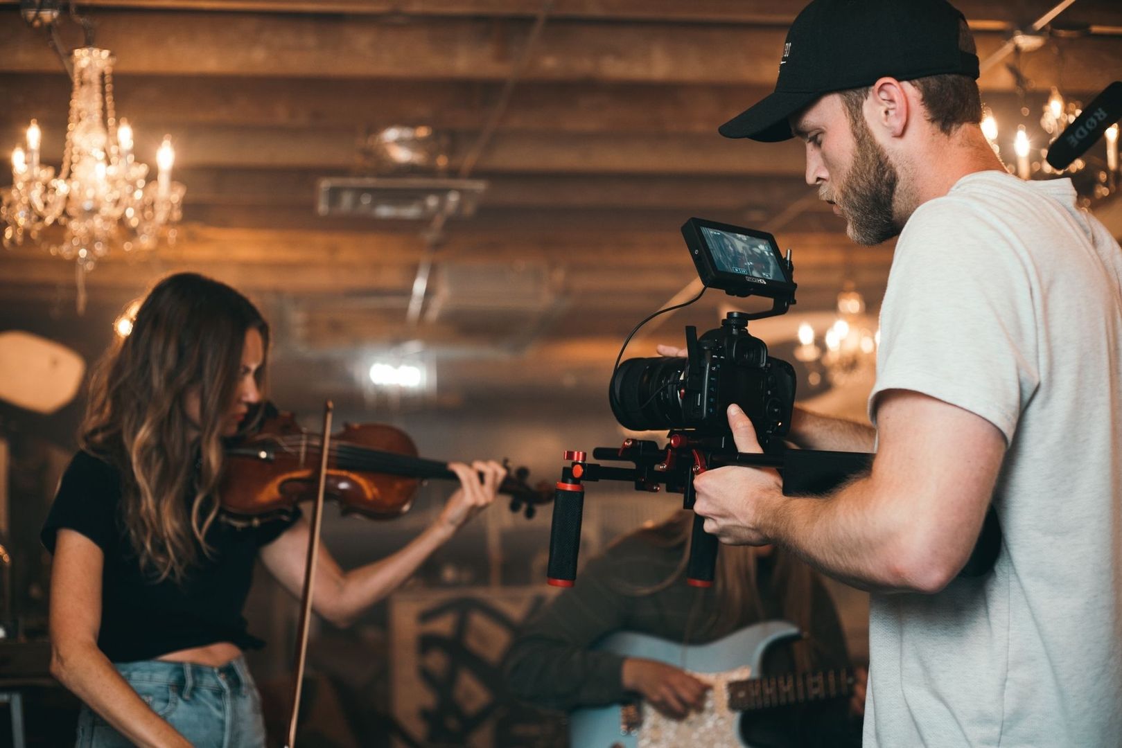 Cameraman filmt een violiste tijdens een muziekopname