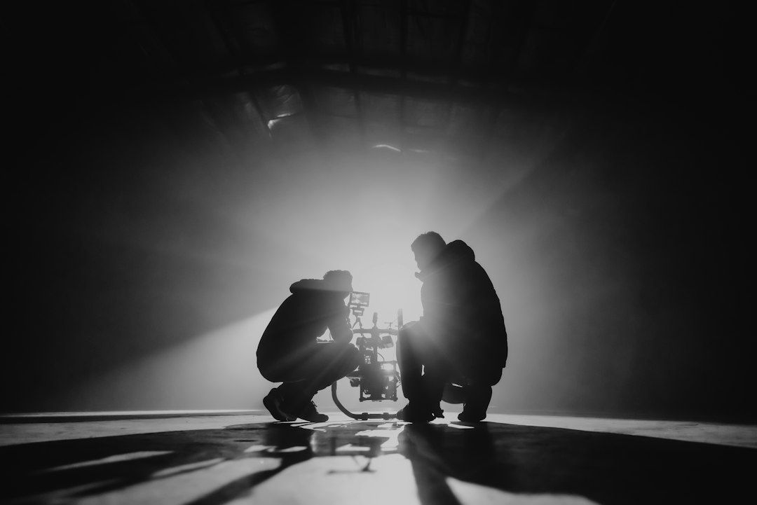 Filmcrew filmt een scène met camera in fel tegenlicht